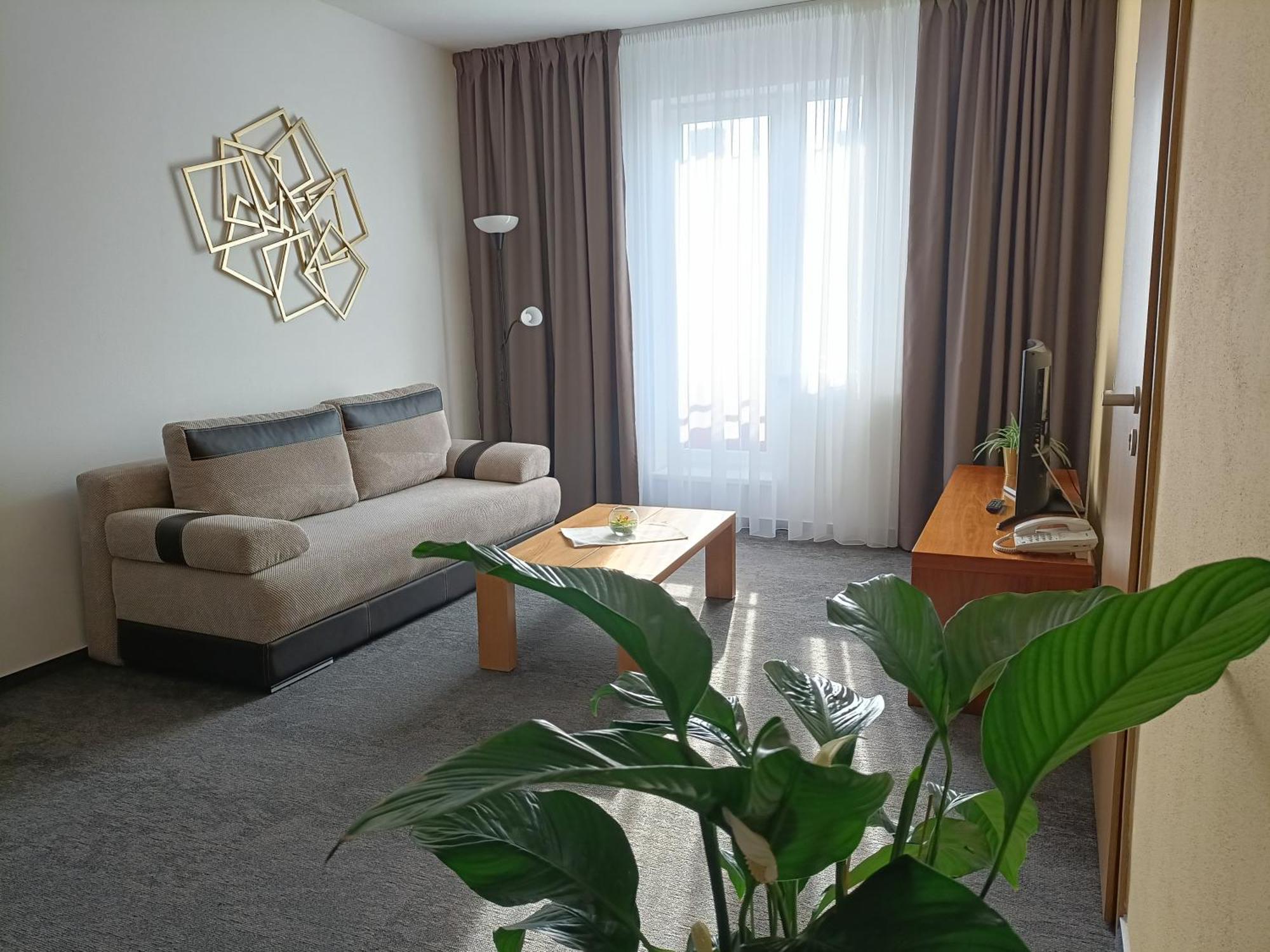 Hotel Eminent Stomfa Kültér fotó