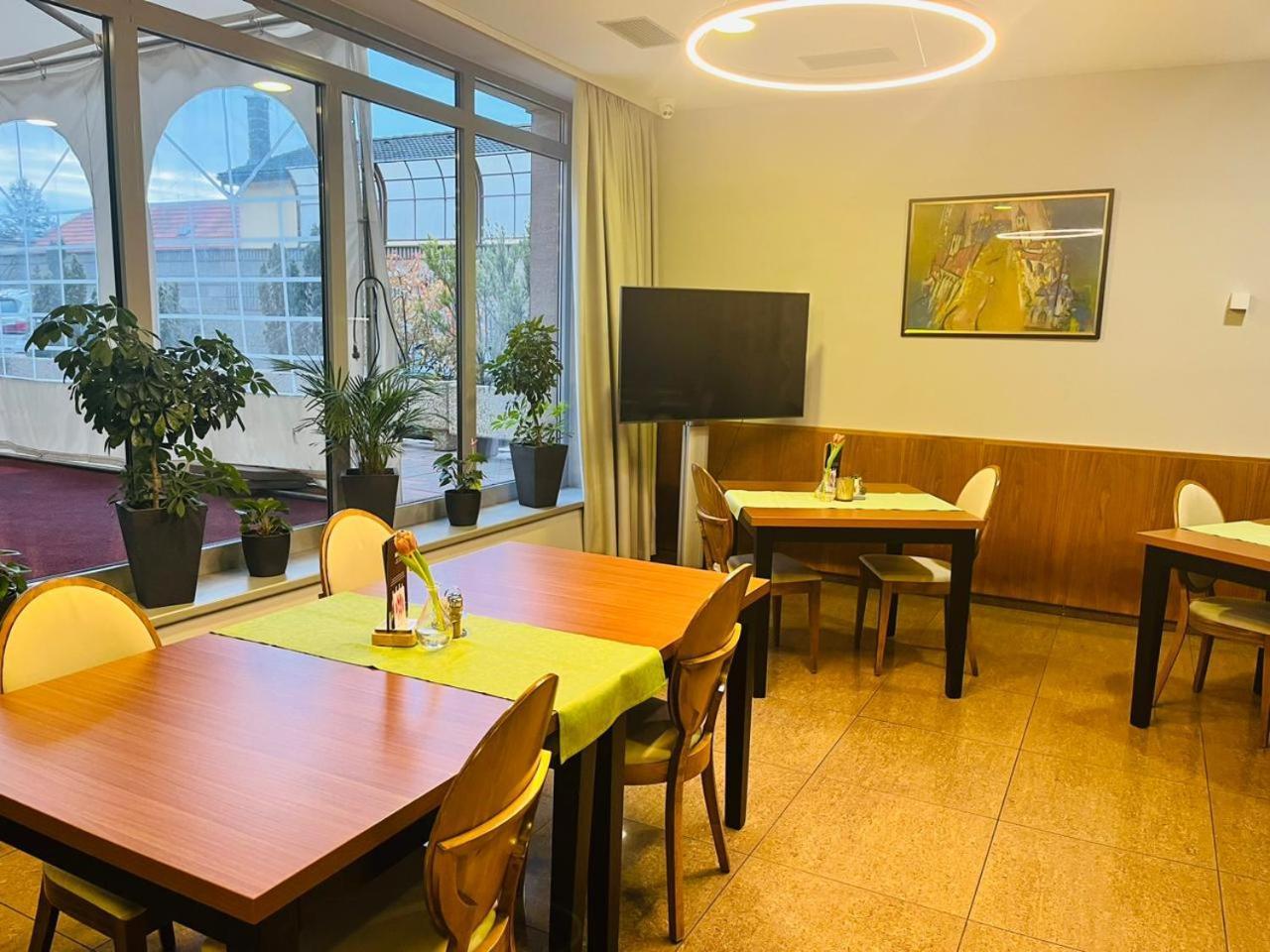 Hotel Eminent Stomfa Kültér fotó